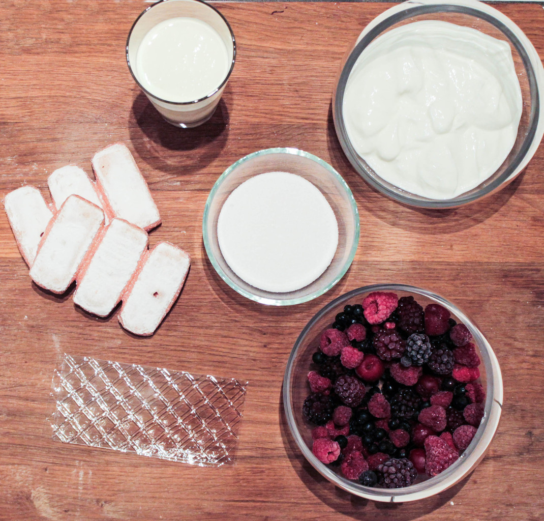 Charlottes individuelles aux fruits rouges