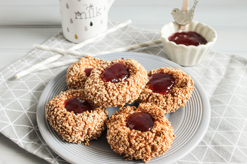 Petits nids au sésame et à la confiture de fraises