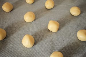 Sablés au citron, glaçage et pistaches concassées