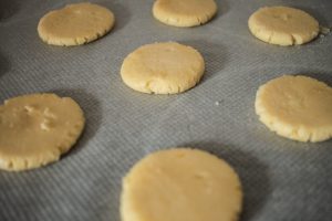 Sablés au citron, glaçage et pistaches concassées