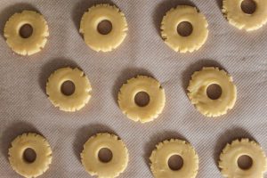 Sablés au citron, glaçage et pistaches concassées