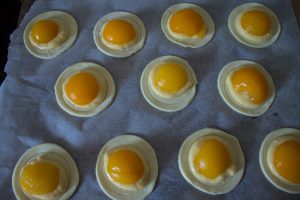 Feuilletés aux abricots et à la crème pâtissière