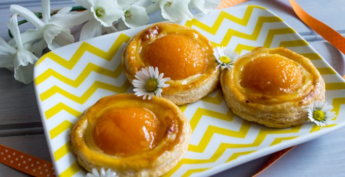 Feuilletés aux abricots et à la crème pâtissière