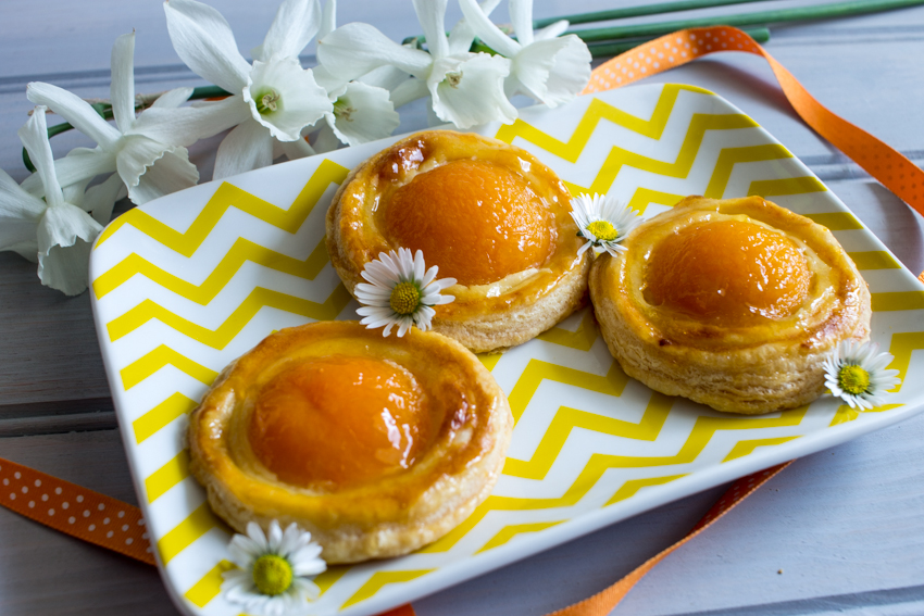 Feuilletés aux abricots et à la crème pâtissière