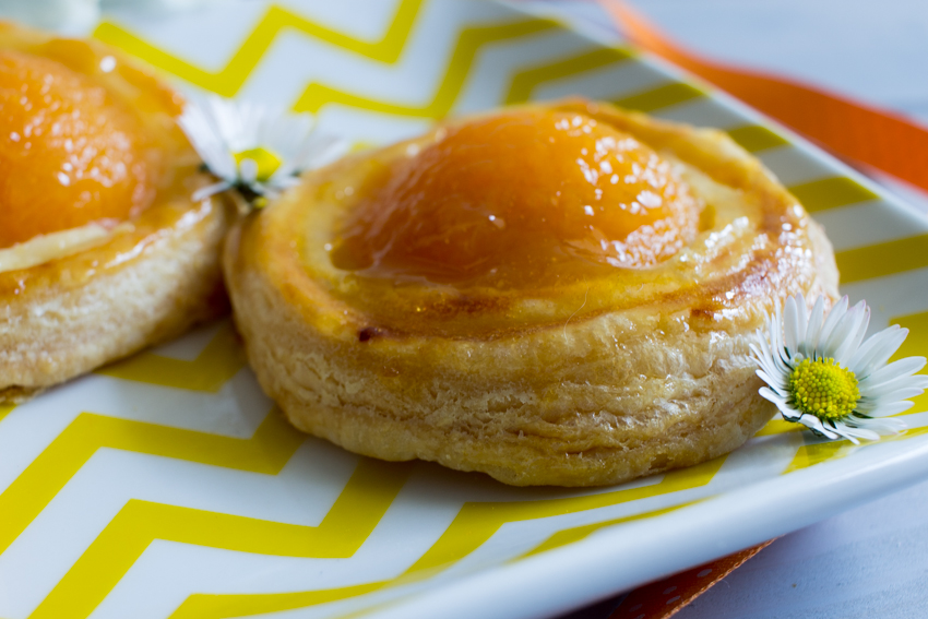 Feuilletés aux abricots et à la crème pâtissière