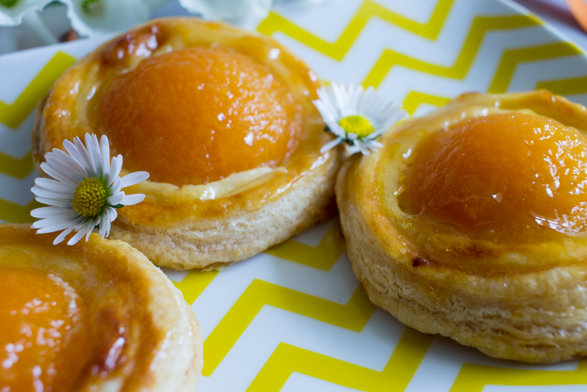 Feuilletés aux abricots et à la crème pâtissière