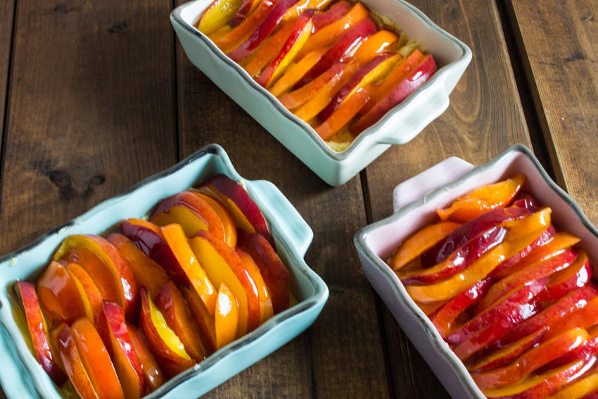 Tians aux pêches et abricots sur lit de crème d'amandes