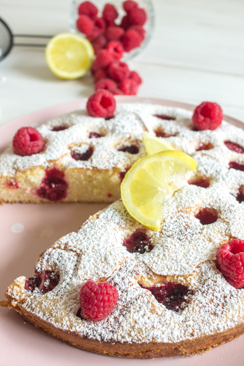 Gâteau moelleux aux framboises et au citron