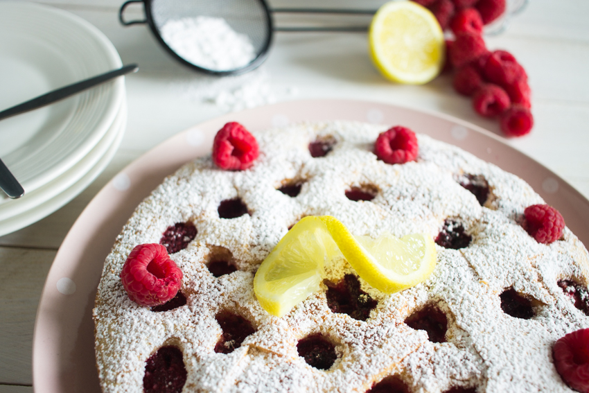 Gâteau moelleux aux framboises et au citron 