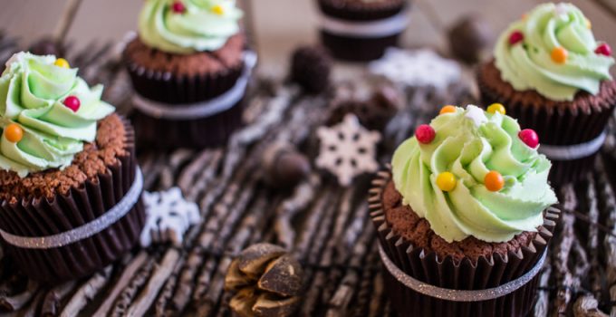 Cupcakes au chocolat façon sapins de Noël