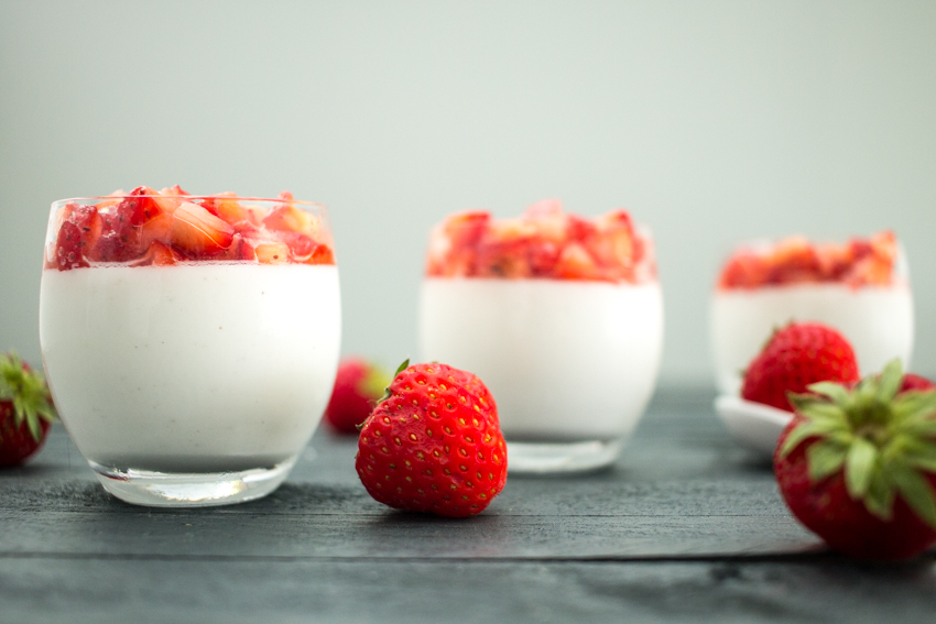 Panna cotta au lait de coco et fraises