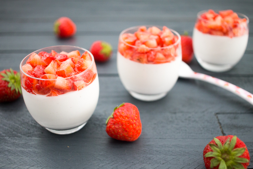 Panna cotta au lait de coco et fraises