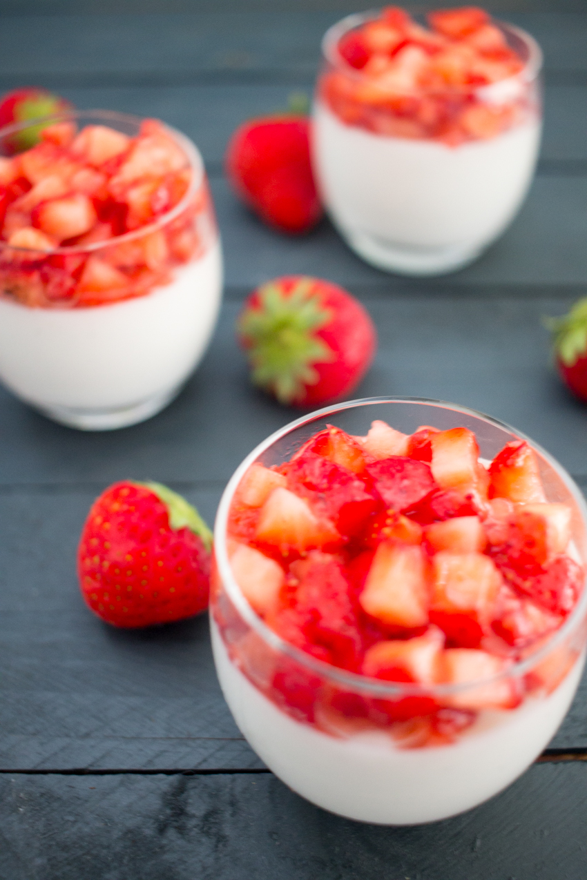 Panna cotta au lait de coco et fraises