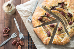 Tarte rustique aux bananes et noix de pécan