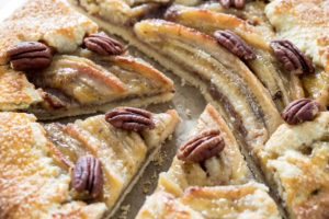 Tarte rustique aux bananes et noix de pécan