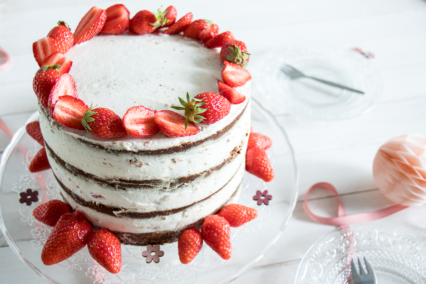 Naked cake aux fraises - recette de gâteau festif