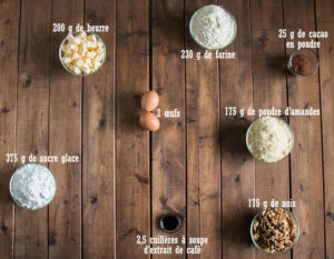 Ingredients carrés au chocolat, noix et café