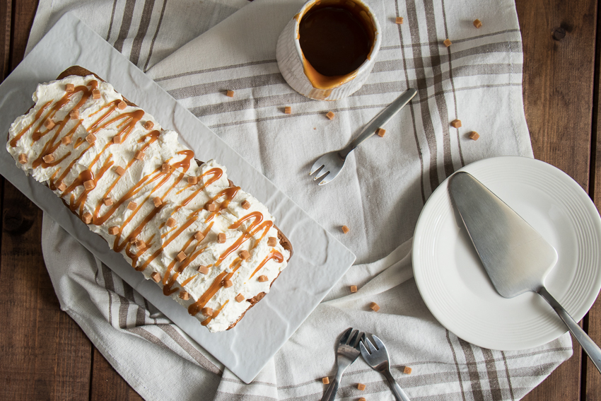 Poke cake aux pommes et caramel