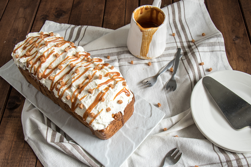 Poke cake aux pommes et caramel