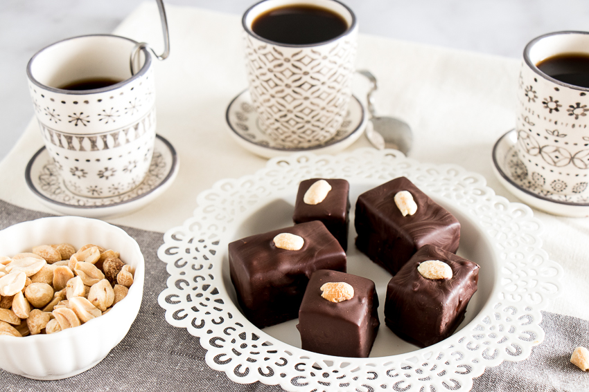 Bouchées caramel et cacahuètes au chocolat