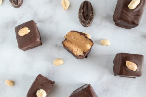 Bouchées caramel et cacahuètes au chocolat