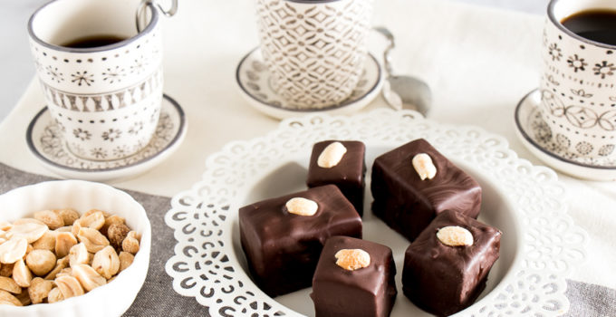 Bouchées caramel, cacahuètes et chocolat