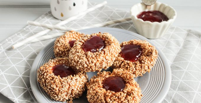 Petits nids au sésame et à la confiture de fraises