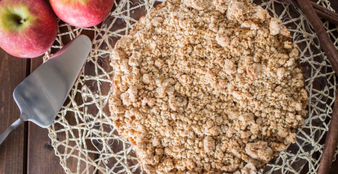 Quand le moelleux rencontre le croquant : crumb cake aux pommes et à la cannelle