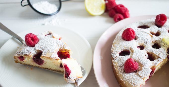 Qui veut une part de ce gâteau moelleux aux framboises et au citron ?