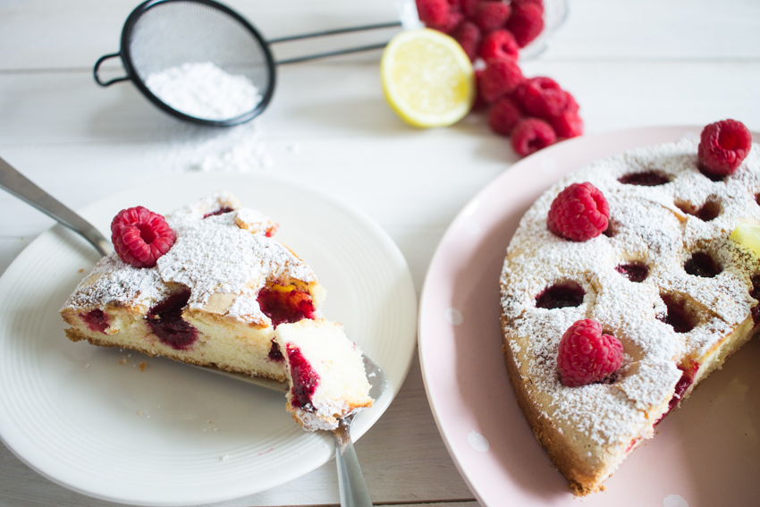 Gâteau moelleux aux framboises et au citron