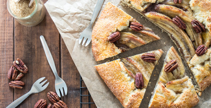 Tarte rustique aux bananes et noix de pécan