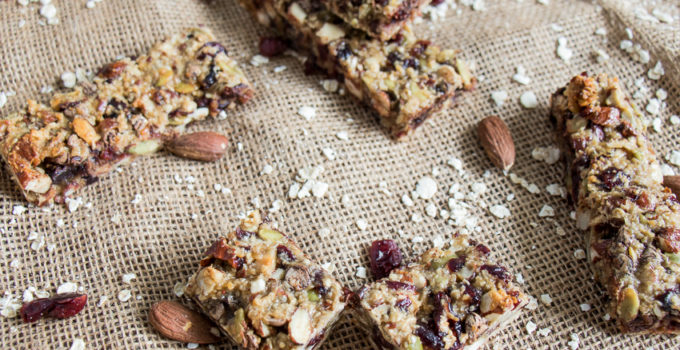 Barres de céréales moelleuses banane, amandes, cranberries et chocolat